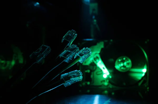 Διακόπτης και ethernet καλώδια, σύμβολο της παγκόσμιες επικοινωνίες δικτύου. Καλώδια χρωματιστά δικτύου σε σκούρο φόντο με τα φώτα και τον καπνό. Επιλεκτική εστίαση — Φωτογραφία Αρχείου