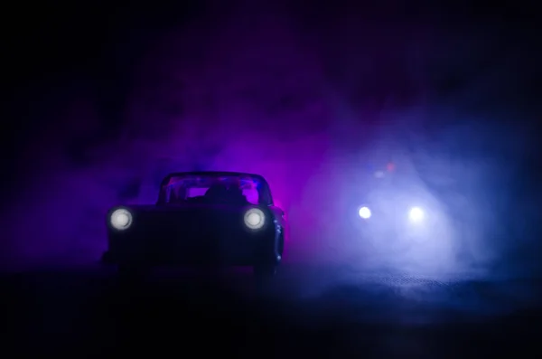 Coche de policía persiguiendo un coche por la noche con niebla de fondo. 911 Emergencia respuesta policía coche exceso de velocidad a la escena del crimen. —  Fotos de Stock