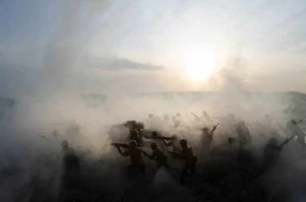 Krig-konceptet. Militära silhuetter kämpar scen på kriget dimma sky bakgrund, världskriget soldater silhuetter nedanför grumlig Skyline på natten. Attack scen. Bepansrade fordon. Tankar slaget — Stockfoto