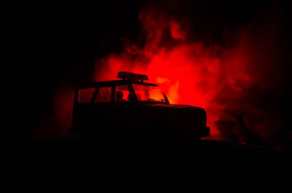 La police anti-émeute donne le signal d'être prêt. Concept de pouvoir gouvernemental. Police en action. Fumez sur un fond sombre avec des lumières. Sirènes clignotantes rouges bleues. Le pouvoir de dictature. Concentration sélective — Photo