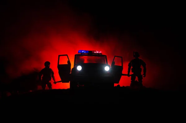 La polizia antisommossa da 'il segnale di essere pronti. Concetto di potere governativo. Polizia in azione. Fumo su sfondo scuro con luci. Sirene lampeggianti blu rosse. Potere dittatoriale. Focus selettivo — Foto Stock