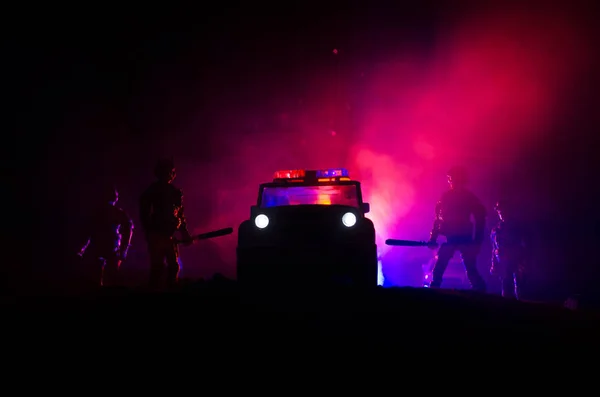 Καταπολέμησης των ταραχών αστυνομία δώσει σήμα να είναι έτοιμη. Κυβέρνηση δύναμη έννοιας. Αστυνομία σε δράση. Καπνού σε σκούρο φόντο με φώτα. Μπλε κόκκινο αναβοσβήνει σειρήνες. Ισχύς δικτατορία. Επιλεκτική εστίαση — Φωτογραφία Αρχείου