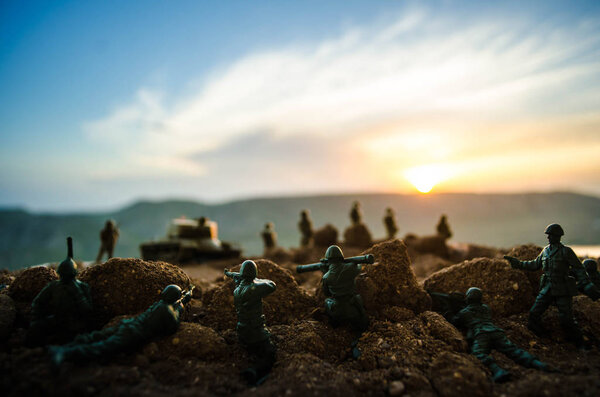 Концепция войны. Военные силуэты боевой сцены на фоне тумана на фоне неба войны, силуэты солдат мировой войны под облачным горизонтом ночью. Сцена нападения. Бронетехника. Танки
