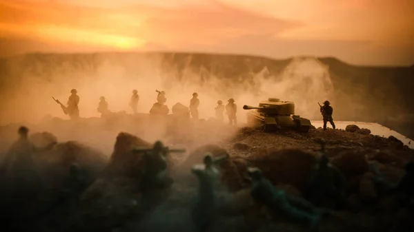 Concetto di guerra. Silhouette militari scena di combattimento su sfondo cielo nebbia di guerra, Soldati della Guerra Mondiale Silhouettes Below Cloudy Skyline Di notte. Scena dell'attacco. Veicoli blindati. Battaglia serbatoi — Foto Stock