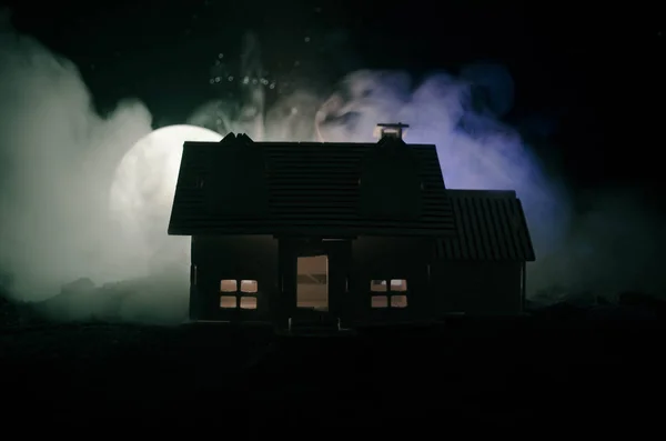 Casa velha com um fantasma na noite de luar ou abandonada Haunted Horror House no nevoeiro, antiga vila mística com grande lua cheia surreal. Conceito de horror — Fotografia de Stock