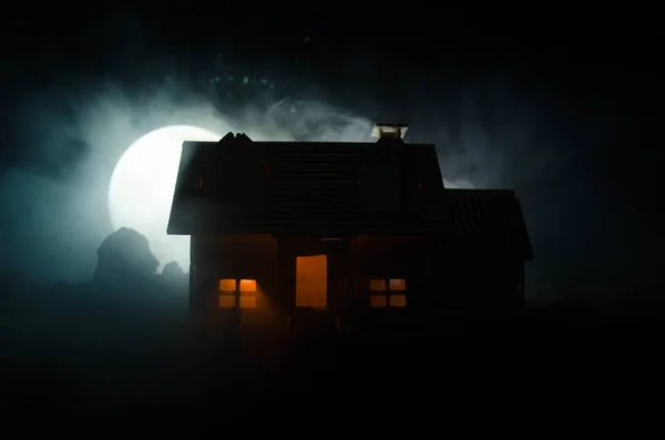 Casa velha com um fantasma na noite de luar ou abandonada Haunted Horror House no nevoeiro, antiga vila mística com grande lua cheia surreal. Conceito de horror — Fotografia de Stock