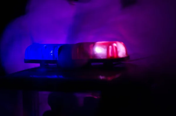 Vörös fény flasher tetején egy rendőrautó. Nagyvárosi fények, a háttérben. Rendőrség kormány fogalma — Stock Fotó