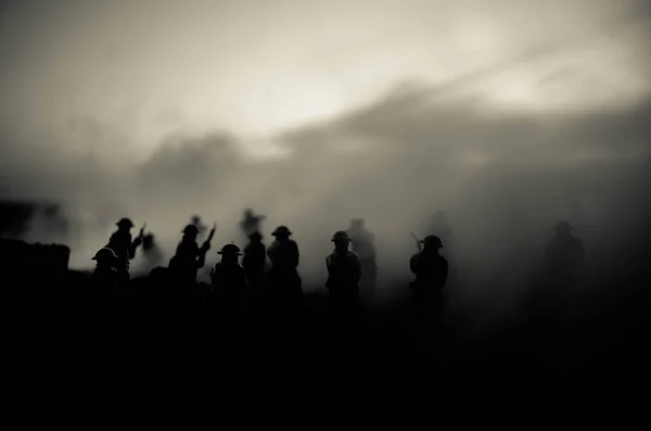 Concept de guerre. Silhouettes militaires scène de combat sur fond de brouillard de guerre ciel, Soldats de la guerre mondiale Silhouettes ci-dessous ciel nuageux La nuit. Scène d'attaque. Véhicules blindés. Bataille de chars — Photo