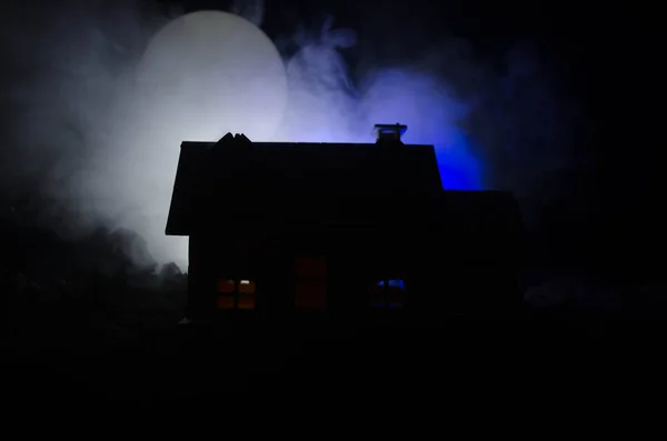 Casa velha com um fantasma na noite de luar ou abandonada Haunted Horror House no nevoeiro, antiga vila mística com grande lua cheia surreal. Conceito de horror — Fotografia de Stock