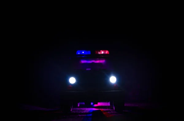 Iluminación de la velocidad del coche de policía en la noche en la carretera. Los coches de policía en la carretera se mueven con niebla. Enfoque selectivo. Chase. — Foto de Stock