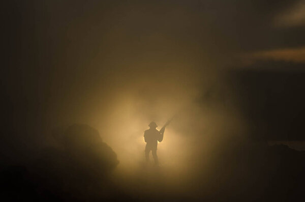 Концепция войны. Военные силуэты боевой сцены на фоне тумана на фоне неба войны, силуэты солдат мировой войны под облачным горизонтом ночью. Сцена нападения. Бронетехника. Танки
