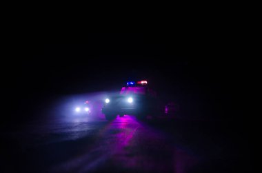 polis arabası hız aydınlatma gece yolda. Polis arabaları sis ile hareket yolu üzerinde. Seçici odak. Chase