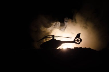Uçak kazasında. Düşen helikopter yakma. Yok edilen helikopter. Kara ateş arka plan, oyuncak ile dekore edilmiştir. Savaş ya da terörizm
