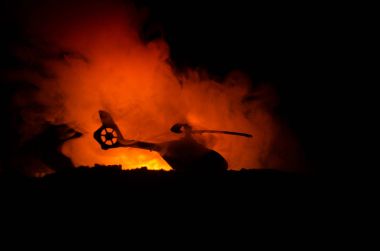 Uçak kazasında. Düşen helikopter yakma. Yok edilen helikopter. Kara ateş arka plan, oyuncak ile dekore edilmiştir. Savaş ya da terörizm