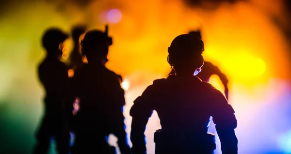 La police anti-émeute donne le signal d'être prêt. Concept de pouvoir gouvernemental. Police en action. Fumez sur un fond sombre avec des lumières. Sirènes clignotantes rouges bleues . — Photo