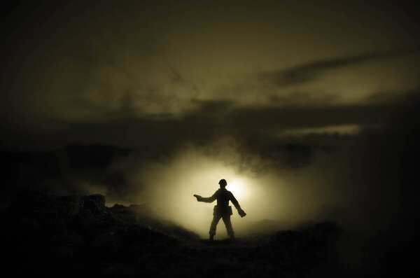 Концепция войны. Военные силуэты боевой сцены на фоне тумана на фоне неба войны, силуэты солдат мировой войны под облачным горизонтом ночью. Сцена нападения. Бронетехника. Танки
