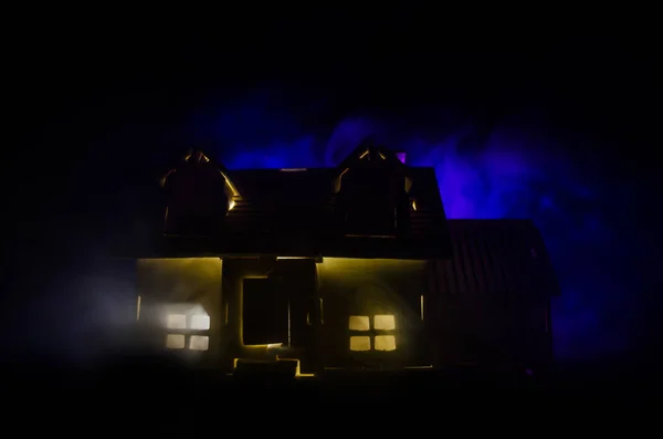 Altes Haus mit einem Geist in der mondhellen Nacht oder verlassenes Gruselhaus im Nebel. alte mystische Villa mit surreal großem Vollmond. Horror-Konzept. — Stockfoto