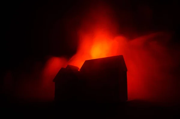 Casa velha com um fantasma na noite de luar ou Abandonada Haunted Horror House no nevoeiro. Moradia mística velha com grande lua cheia surreal. Conceito de horror . — Fotografia de Stock