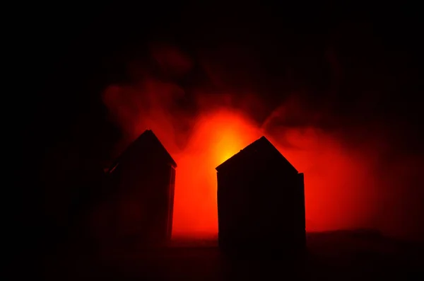 Vecchia casa con un fantasma nella notte di luna o Abandoned Haunted Horror House nella nebbia. Vecchia villa mistica con surreale grande luna piena. Concetto di orrore . — Foto Stock