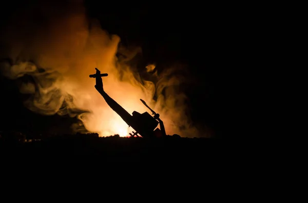 Letecké havárie. Aplikace Nero Burning padající helikoptéry. Zničený vrtulník. Zdobené s hračkou na temný oheň pozadí. Válka nebo terorismus — Stock fotografie