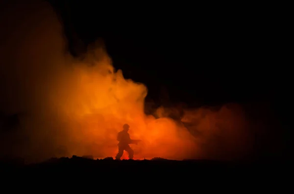 Έννοια του πολέμου. Στρατιωτική σιλουέτες καταπολέμηση σκηνή ουρανός ομίχλη του πολέμου στο παρασκήνιο, παγκόσμιο πόλεμο στρατιώτες σιλουέτες παρακάτω νεφελώδη ορίζοντα, τη νύχτα. Σκηνή επίθεση. Θωρακισμένα οχήματα. Δεξαμενές μάχη — Φωτογραφία Αρχείου