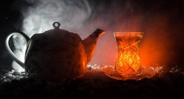 Geleneksel glasse ve ışıklar ve duman siyah zemin üzerine pot Türk Azerbaycan tea. Armudu geleneksel Kupası