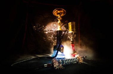 Nargile kömürü nargile kupa siyah arka plan ile. Şık oryantal shisha