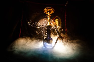 Nargile kömürü nargile kupa siyah arka plan ile. Şık oryantal shisha