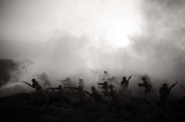 Savaş kavramı. Askeri siluetleri sahne üzerinde savaş sis sky mücadele arka plan, Dünya Savaşı askerler siluetleri bulutlu manzarası, gece aşağıda. Saldırı sahne. Zırhlı araçlar. Savaş tankları