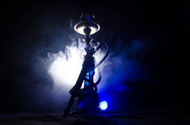 Nargile kömürü nargile kupa siyah arka plan ile. Şık oryantal shisha