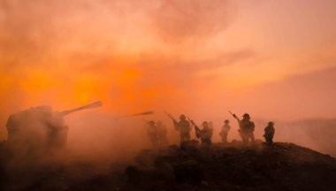 Savaş kavramı. Askeri siluetleri sahne üzerinde savaş sis sky mücadele arka plan, Dünya Savaşı askerler siluetleri bulutlu manzarası, gece aşağıda. Saldırı sahne. Zırhlı araçlar. Savaş tankları