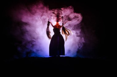 Gizemli kadın, korku sahnesi korkunç hayalet bebek kadının duman koyu mavi zemin üzerine