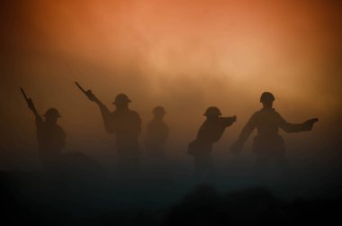 Savaş kavramı. Askeri siluetleri sahne üzerinde savaş sis sky mücadele arka plan, Dünya Savaşı askerler siluetleri bulutlu manzarası, gece aşağıda. Saldırı sahne. Zırhlı araçlar. Savaş tankları