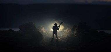 Savaş kavramı. Askeri siluetleri sahne üzerinde savaş sis sky mücadele arka plan, Dünya Savaşı askerler siluetleri bulutlu manzarası, gece aşağıda. Saldırı sahne. Zırhlı araçlar. Savaş tankları
