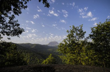 Görkemli bulutlu Dağları manzara. Dramatik gökyüzü bulutlar. Azerbaycan, büyük Kafkas Dağları. Ganja
