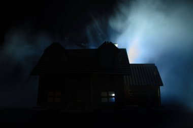 Eski ev mehtaplı gece bir hayalet veya siste perili korku evi terk etti. Gerçeküstü büyük dolunay ile eski mistik villa. Korku kavramı.