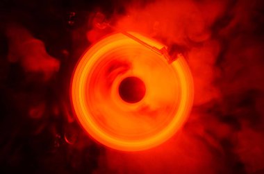 Hız - ateş ve duman izi - vinil kayıt kavramı. Vinil disk yazma. Pikap vinil plak çalar. Retro ses ekipmanları için disk jokey. Ses teknolojisi. Yakın çekim