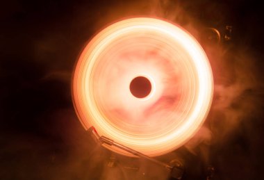 Hız - ateş ve duman izi - vinil kayıt kavramı. Vinil disk yazma. Pikap vinil plak çalar. Retro ses ekipmanları için disk jokey. Ses teknolojisi. Yakın çekim