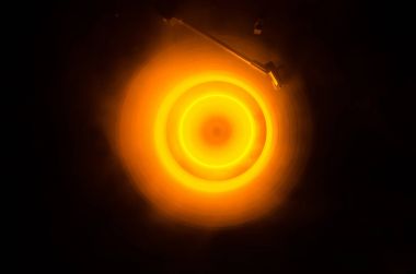 Hız - ateş ve duman izi - vinil kayıt kavramı. Vinil disk yazma. Pikap vinil plak çalar. Retro ses ekipmanları için disk jokey. Ses teknolojisi. Yakın çekim