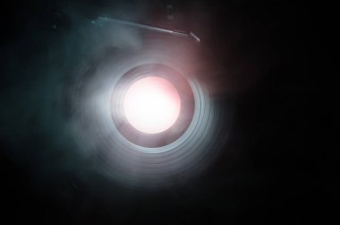 Hız - ateş ve duman izi - vinil kayıt kavramı. Vinil disk yazma. Pikap vinil plak çalar. Retro ses ekipmanları için disk jokey. Ses teknolojisi. Yakın çekim