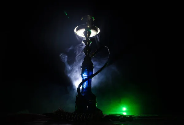 シーシャの水ギセル熱い石炭は、黒の背景とボウルします。スタイリッシュなオリエンタル shisha — ストック写真