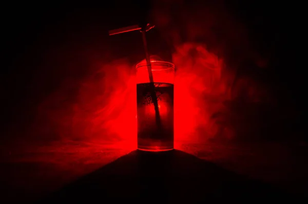 Glas voor rode alcoholische Cocktail op donkere achtergrond met rook en verlichting. Vuur hete coctail. Club concept — Stockfoto