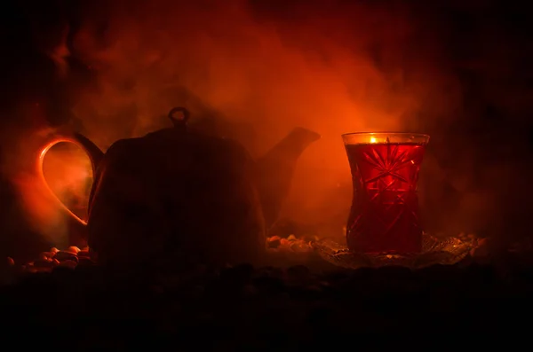 Turecki Azerbejdżan herbaty w tradycyjnych glasse i pot na czarnym tle z oświetleniem i dymu. Armudu tradycyjne cup — Zdjęcie stockowe
