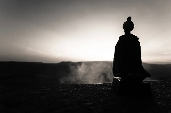 Arap adam silüeti çöl ve sis bulutları ile gün batımını izlemek tek başına durur. Doğu peri masalı — Stok fotoğraf