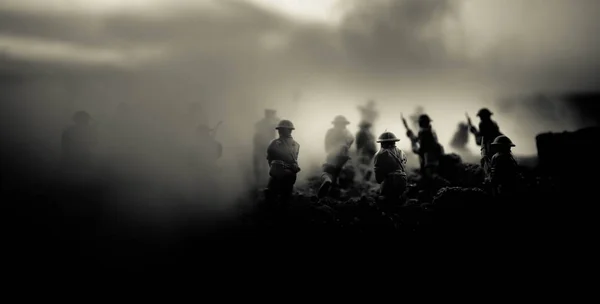 Concept de guerre. Silhouettes militaires scène de combat sur fond de brouillard de guerre ciel, Soldats de la guerre mondiale Silhouettes ci-dessous ciel nuageux La nuit. Scène d'attaque. Véhicules blindés. Bataille de chars — Photo