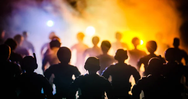 Bereitschaftspolizisten signalisieren Bereitschaft. Machtkonzept der Regierung. Polizei im Einsatz. Rauch auf dunklem Hintergrund mit Lichtern. Blaurote blinkende Sirenen. — Stockfoto