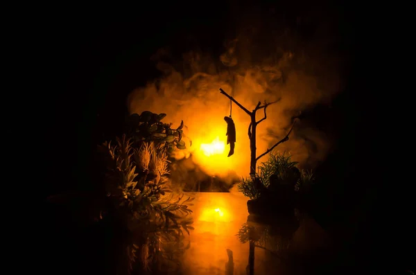 Horror weergave van meeloper meisje op boom bij avond (bij nacht) zelfmoord decoratie. Dood straf executies of abstracte idee van zelfmoord. — Stockfoto