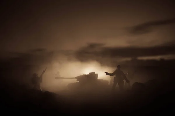 Kriegskonzept. militärische Silhouetten Kampfszene auf Kriegsnebel Himmel Hintergrund, Weltkrieg Soldaten Silhouetten unter bewölkten Skyline in der Nacht. Angriffsszene. Panzerfahrzeuge. Panzerschlacht — Stockfoto