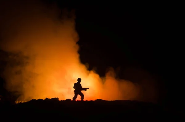 Concepto de guerra. Siluetas militares peleando escena en el fondo del cielo niebla de guerra, Soldados de la Guerra Mundial Siluetas debajo del horizonte nublado Por la noche. Escena de ataque. Vehículos blindados. Batalla de tanques — Foto de Stock