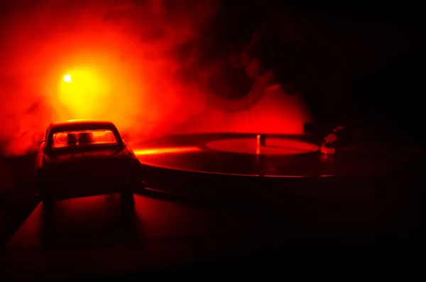 Vintage βινύλιο ρεκόρ παίζοντας στο player και ακουστική κιθάρα σε φόντο με πορτοκαλί φωτιά καπνός. Έννοια μπλουζ. — Φωτογραφία Αρχείου